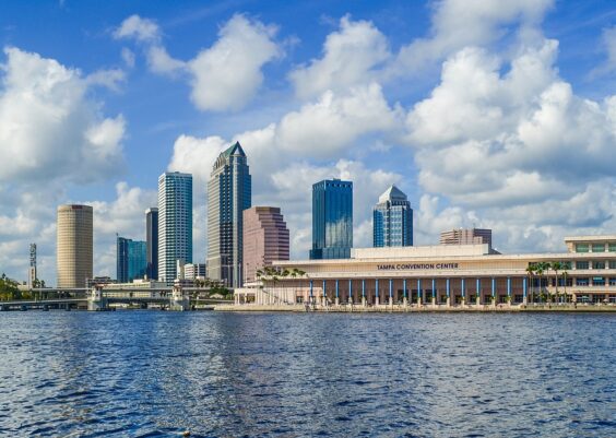 Cruceros desde Tampa: Guía al puerto, destinos populares y actividades